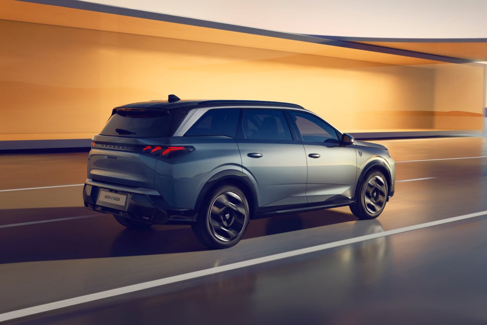 Side angled view of Peugeot 5008